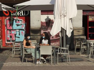  Dos personas esperan su consumición en una terraza de la Plaza Mayor en Madrid 