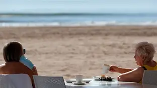 Vacaciones 2020: Cómo y cuándo podremos viajar tras la crisis del coronavirus Terraza de un bar frente a la playa