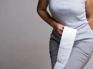 Mujer con papel higiénico Mujer con papel higiénico