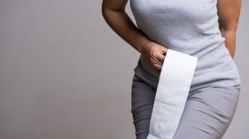Mujer con papel higiénico Mujer con papel higiénico