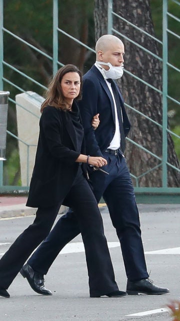 María Palacios junto a su hermano Borja en el entierro de Álex Lequio 