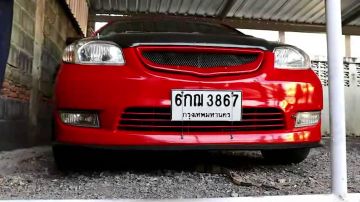 Lagarto debajo de un coche Lagarto debajo de un coche