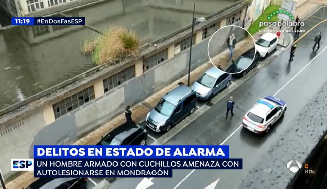 Un hombre ensangrentado y armado con dos cuchillos amenaza con autolesionarse en plena calle Un hombre ensangrentado y armado con dos cuchillos amenaza con autolesionarse en plena calle