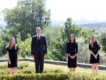 La Familia Real durante el minuto de silencio por las víctimas del Covid-19