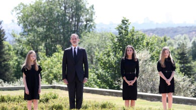 La princesa Leonor y la infanta Sofía se unen a sus padres en el minuto de silencio por los fallecidos por el coronavirus 