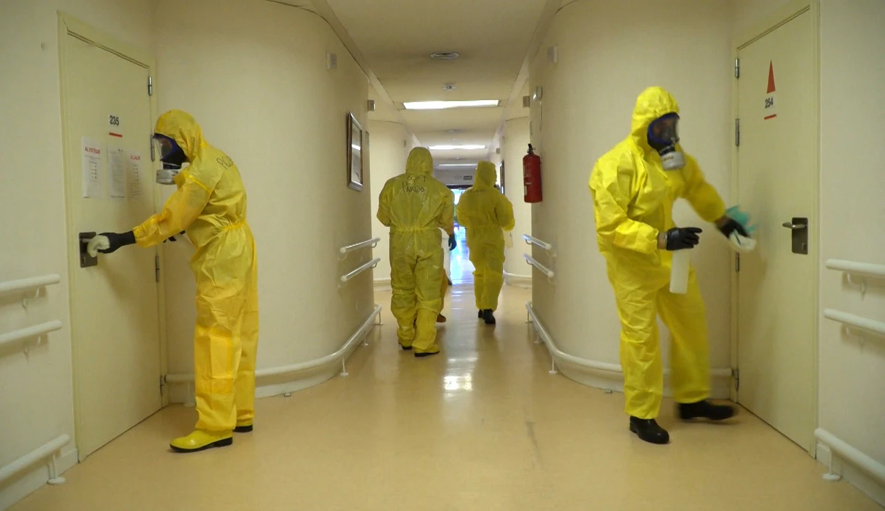 Las exhaustivas labores de desinfección de los equipos de la UME en las residencias de mayores