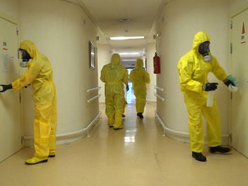 Las exhaustivas labores de desinfección de los equipos de la UME en las residencias de mayores