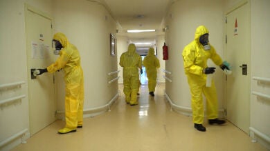 Las exhaustivas labores de desinfección de los equipos de la UME en las residencias de mayores