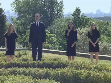 Los Reyes de España, la princesa Leonor y la infanta Sofía durante el minuto de silencio por las víctimas del coronavirus Los Reyes de España, la princesa Leonor y la infanta Sofía durante el minuto de silencio por las víctimas del coronavirus