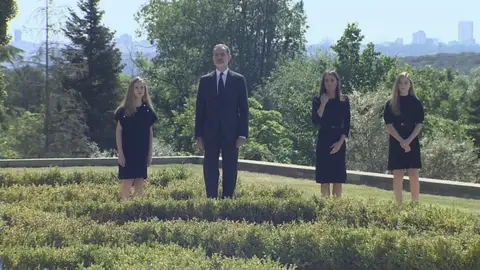 Los Reyes de España, la princesa Leonor y la infanta Sofía durante el minuto de silencio por las víctimas del coronavirus Los Reyes de España, la princesa Leonor y la infanta Sofía durante el minuto de silencio por las víctimas del coronavirus