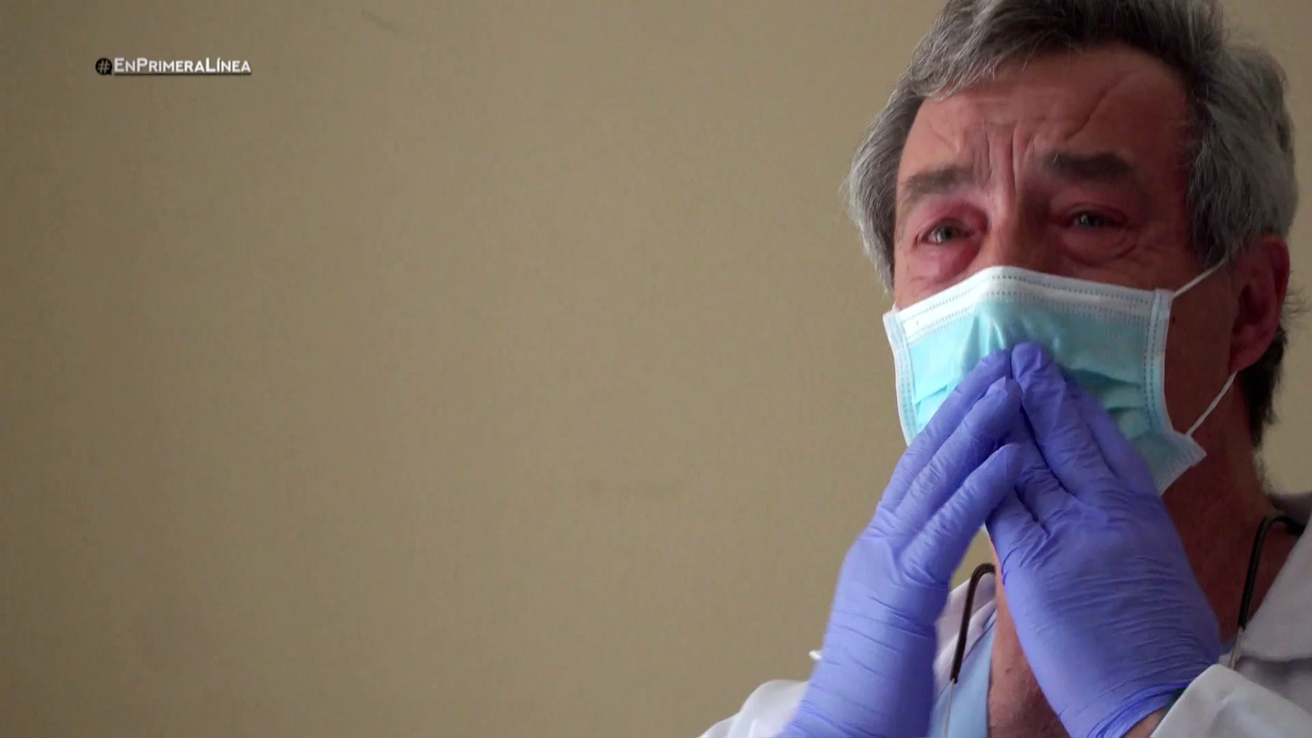 Las lágrimas de Felipe en el día de su jubilación tras 30 años dedicado a la Medicina
