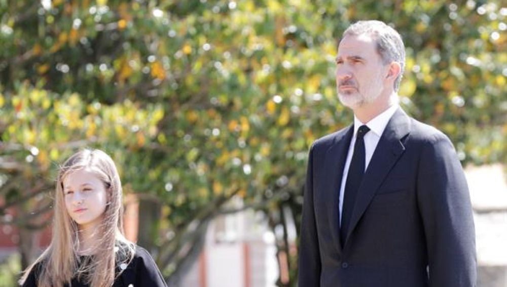 El rey Felipe y la princesa Leonor guardan un minuto de silencio por las víctimas del coronavirus