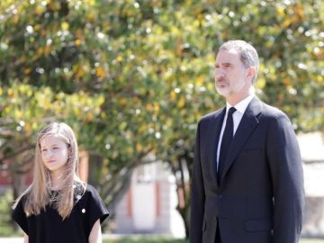 El rey Felipe y la princesa Leonor guardan un minuto de silencio por las víctimas del coronavirus