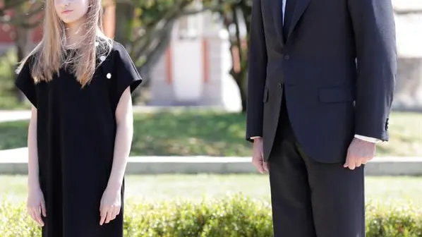 El rey Felipe y la princesa Leonor guardan un minuto de silencio por las víctimas del coronavirus El rey Felipe y la princesa Leonor guardan un minuto de silencio por las víctimas del coronavirus