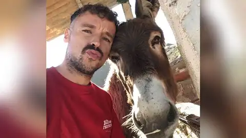 Baldomera e Ismael posan para una foto para Instagram Baldomera e Ismael posan para una foto para Instagram