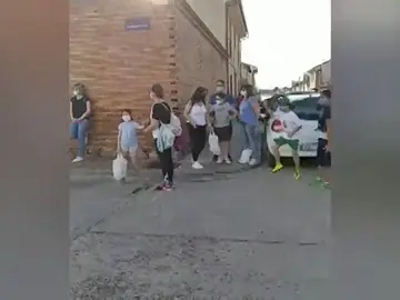 Reparto de mil raciones de guiso de carne en un barrio de Toledo para ayudar a los más afectados por la crisis del coronavirus Reparto de mil raciones de guiso de carne en un barrio de Toledo para ayudar a los más afectados por la crisis del coronavirus