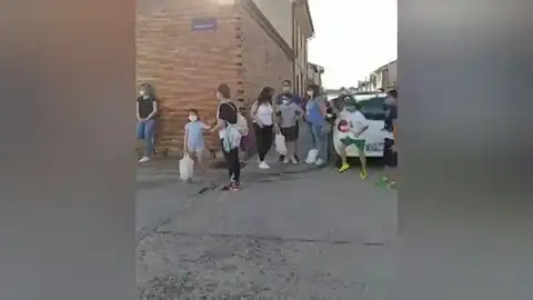 Reparto de mil raciones de guiso de carne en un barrio de Toledo para ayudar a los más afectados por la crisis del coronavirus Reparto de mil raciones de guiso de carne en un barrio de Toledo para ayudar a los más afectados por la crisis del coronavirus