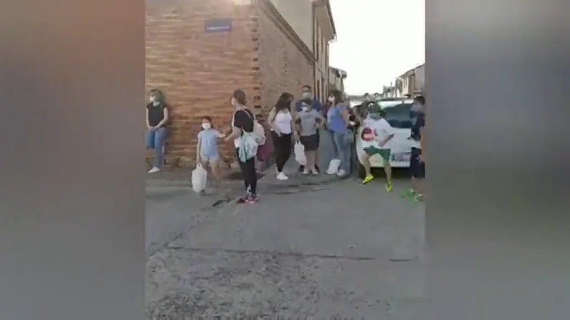Reparto de mil raciones de guiso de carne en un barrio de Toledo para ayudar a los m&aacute;s afectados por la crisis del coronavirus