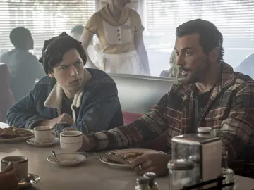 Cole Sprouse y Skeet Ulrich como Jughead y FP Jones en 'Riverdale' Cole Sprouse y Skeet Ulrich como Jughead y FP Jones en 'Riverdale'