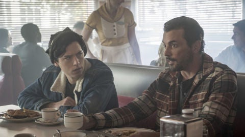 Cole Sprouse y Skeet Ulrich como Jughead y FP Jones en 'Riverdale'