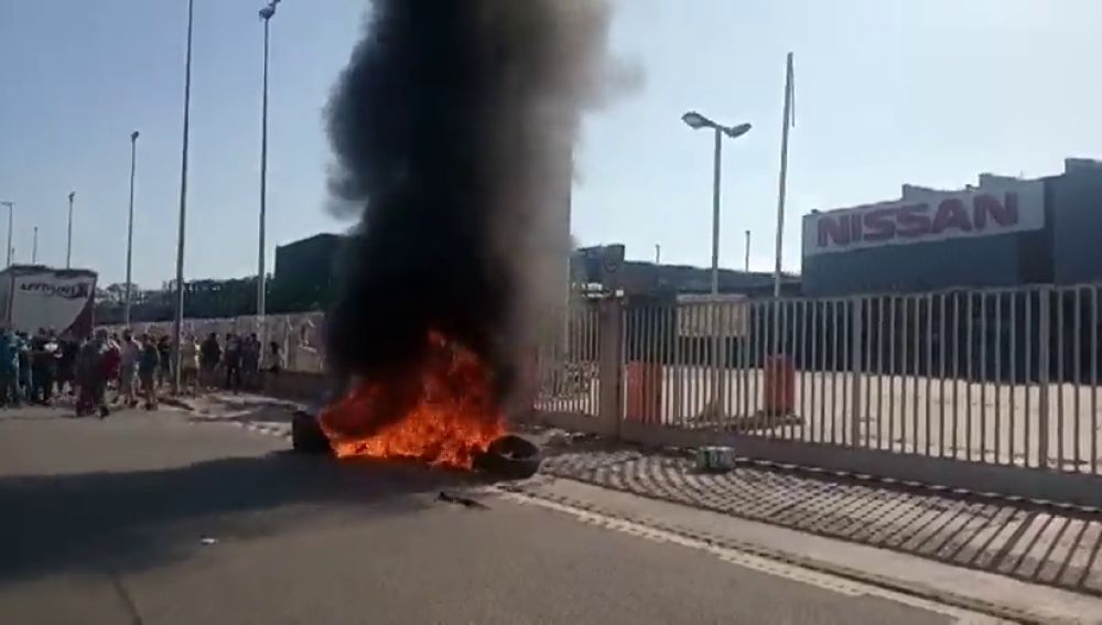 Trabajadores de Nissan queman contenedores tras la decisión de la compañía de cerrar la planta de Barcelona 