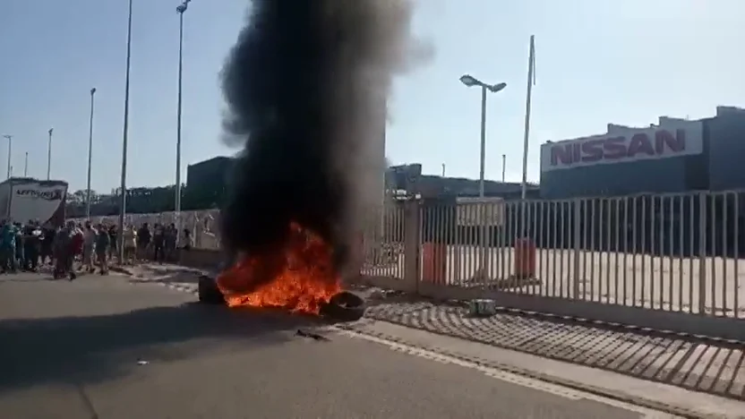 Trabajadores de Nissan queman contenedores tras la decisi&oacute;n de la compa&ntilde;&iacute;a de cerrar la planta de Barcelona 
