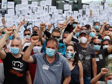 Trabajadores de Nissan protestan en las puertas de los concesionarios de la compañía