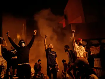 Quema de una comisaría en las protestas por la muerte de George Floyd a manos de la Policía Quema de una comisaría en las protestas por la muerte de George Floyd a manos de la Policía