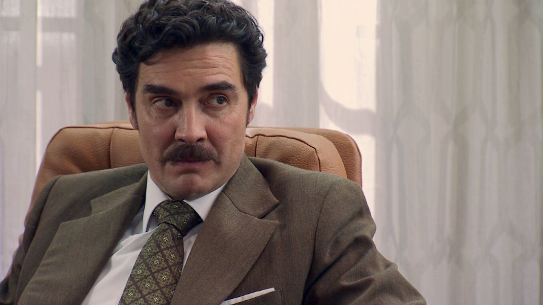 Armando, saca todas sus armas para destrozar a Guillermo