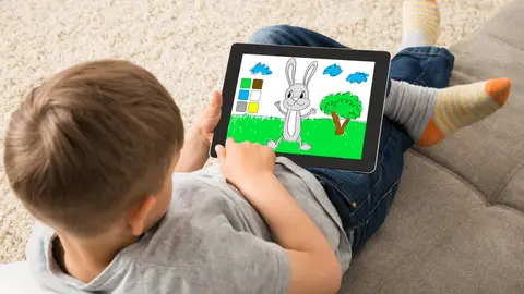 Niño con tablet Niño con tablet