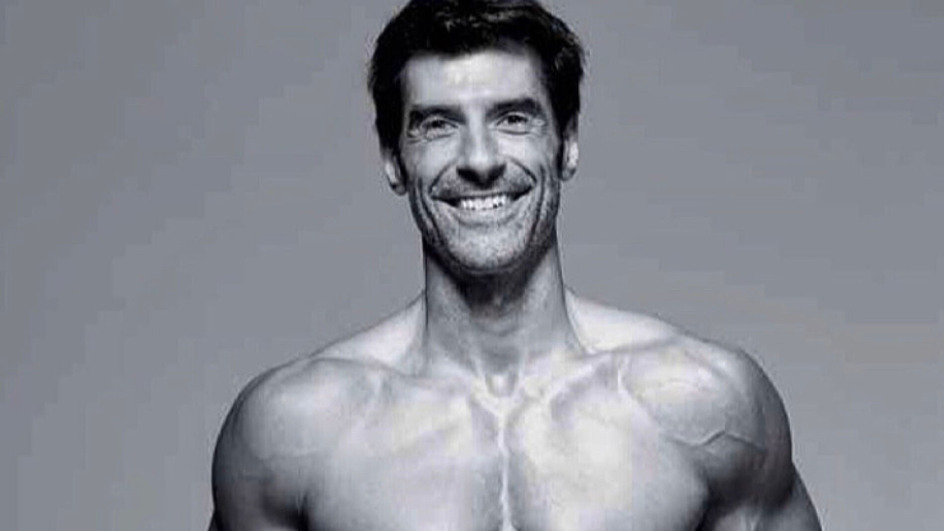 Jorge Fern&aacute;ndez arrasa en redes sociales con sus consejos para la operaci&oacute;n bikini 