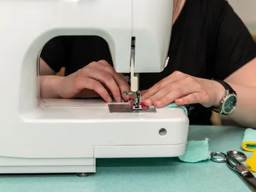 Cosiendo a máquina Cosiendo a máquina