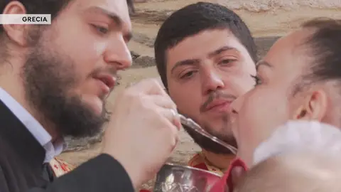 Comparten cuchara para comulgar pese a la crisis del coronavirus Comparten cuchara para comulgar pese a la crisis del coronavirus