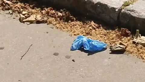 Multas por tirar mascarillas y guantes al suelo Multas por tirar mascarillas y guantes al suelo