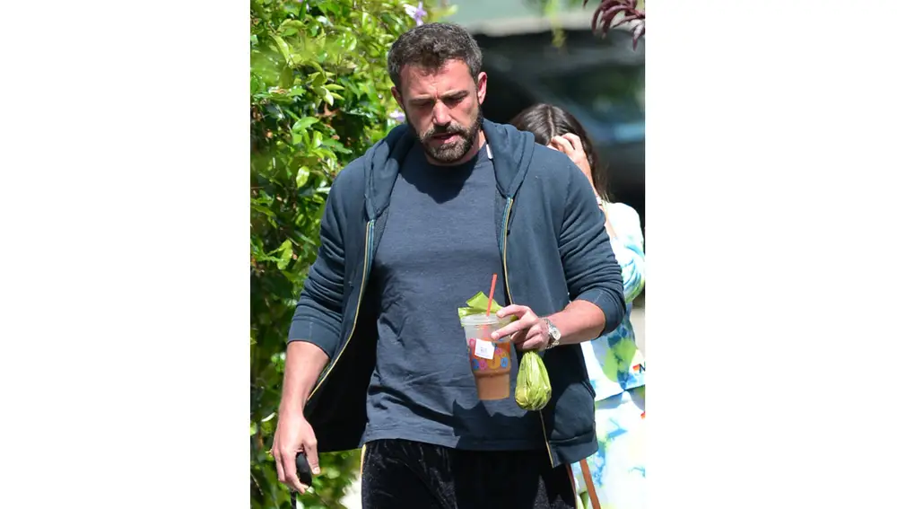 Ben Affleck con la bolsa de las cacas de perro en la mano Ben Affleck con la bolsa de las cacas de perro en la mano