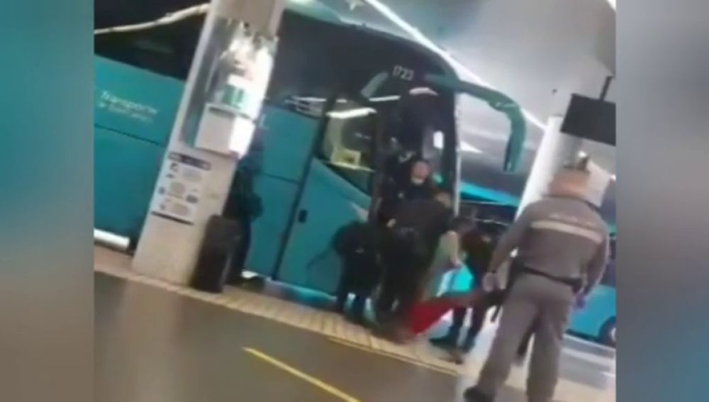 Expulsan a un pasajero de un autobús en Las Palmas por negarse a llevar la mascarilla contra el coronavirus 