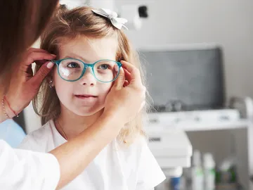 Niña con gafas Niña con gafas