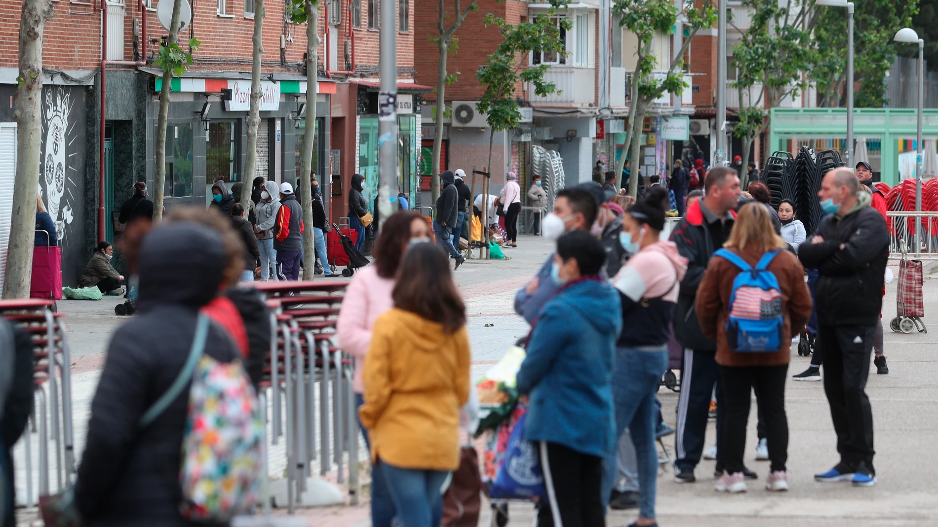 Colas de personas para recibir alimentos en Aluche, Madrid Colas de personas para recibir alimentos en Aluche, Madrid