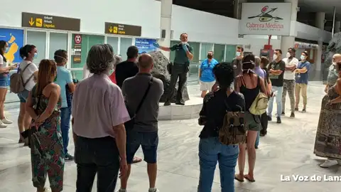 Iberia Express estudia denunciar al pasajero contagiado de coronavirus que viajó de Madrid a Lanzarote Iberia Express estudia denunciar al pasajero contagiado de coronavirus que viajó de Madrid a Lanzarote