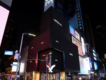 Times Square se apaga para protestar por la falta de ayudas ante el coronavirus Times Square se apaga para protestar por la falta de ayudas ante el coronavirus