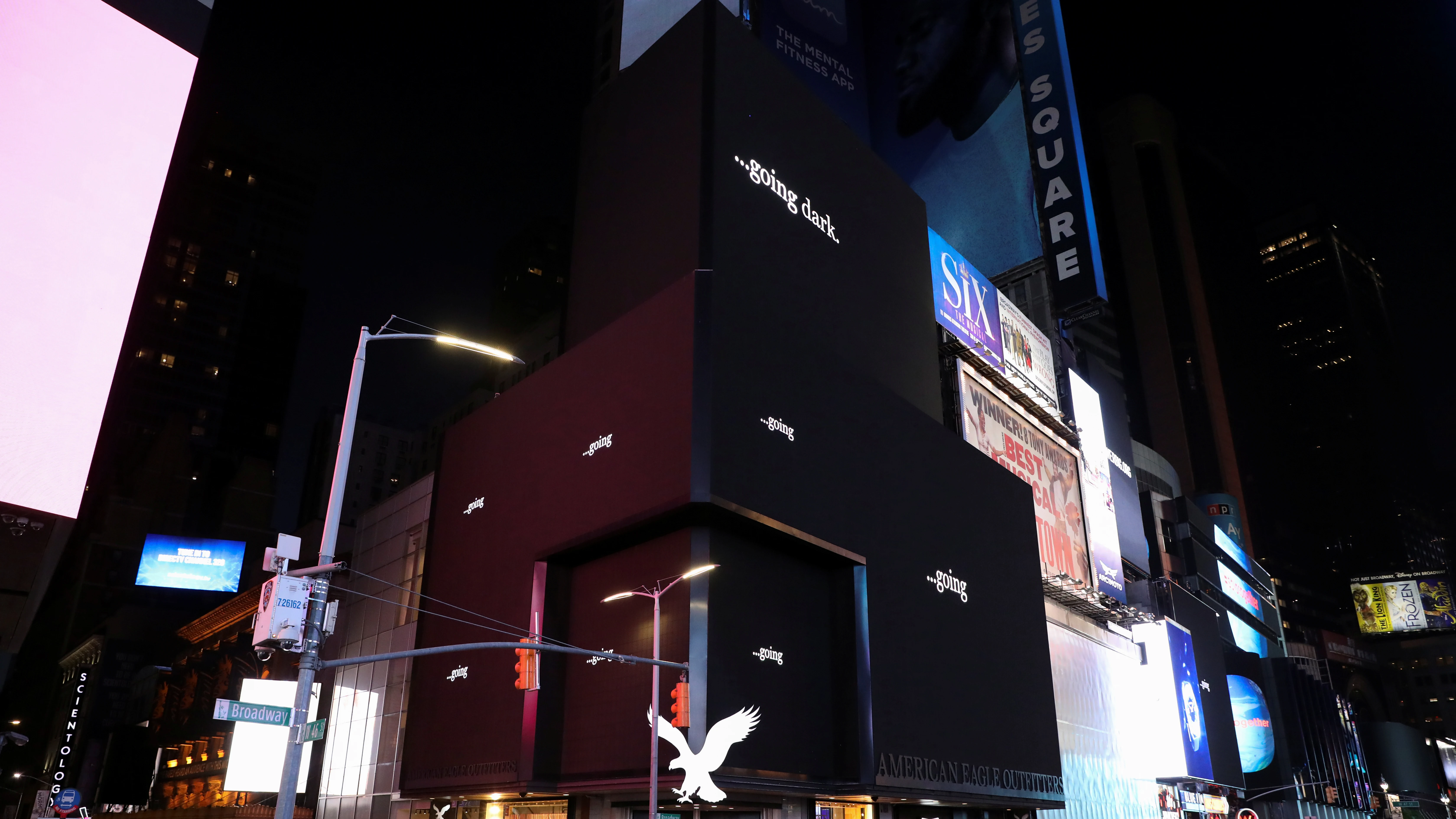 Times Square se apaga para protestar por la falta de ayudas ante el coronavirus