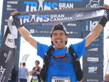 Pau Capell celebra su victoria en la Trans Gran Canaria