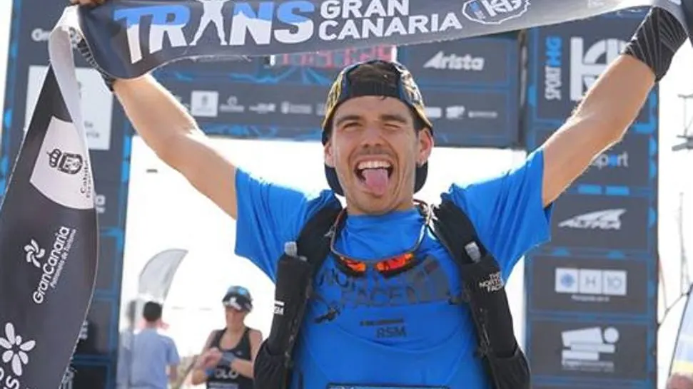 Pau Capell celebra su victoria en la Trans Gran Canaria