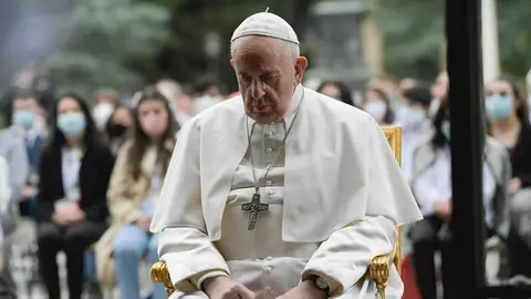 Imagen del papa Francisco rezando Imagen del papa Francisco rezando