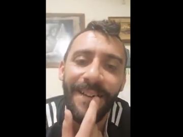 Álvaro Fernández muestra su diente roto en redes