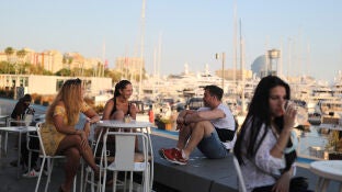 Un grupo de personas se re&uacute;ne en una terraza de Barcelona
