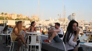 Un grupo de personas se reúne en una terraza de Barcelona Un grupo de personas se reúne en una terraza de Barcelona