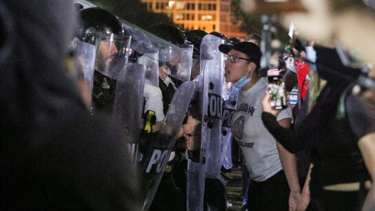 Manifestantes se encaran ante la Polic&iacute;a en las protestas por la muerte de George Floyd