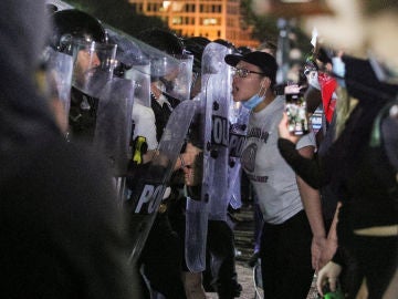 Manifestantes se encaran ante la Policía en las protestas por la muerte de George Floyd