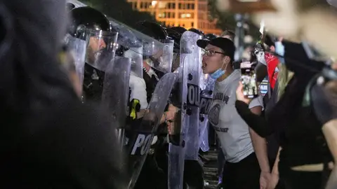 Manifestantes se encaran ante la Policía en las protestas por la muerte de George Floyd Manifestantes se encaran ante la Policía en las protestas por la muerte de George Floyd